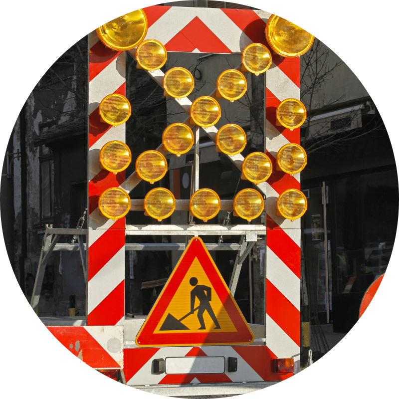 Lampy i znak ostrzegający o robotach drogowych